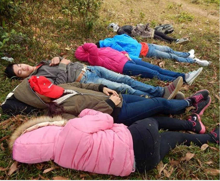 Trên fanpage quy tụ nhiều phượt thủ, nickname H.M chia sẻ: "Thường là đi đường đèo mà hai bên đường lại không có nhà dân, các phượt thủ sẽ chọn cách nằm nghỉ ở rãnh nước".