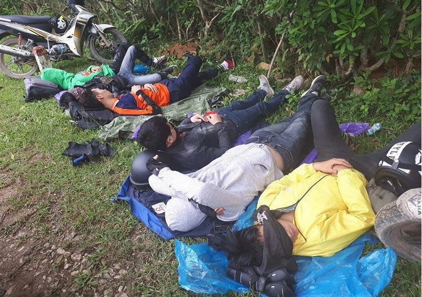 Còn nickname T.P chia sẻ: "Mình đã có đôi lần ngủ rãnh và mình khuyên các bạn rằng, khi chọn nằm nghỉ ở rãnh các đoàn phượt nên tránh những khúc cua, chọn đường rộng và thoáng về tầm nhìn để tránh nguy hiểm".