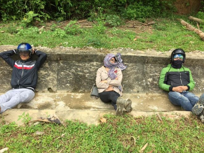 Nguy hiểm luôn rình rập khi "chiếc giường" của dân phượt cũng thường là nơi trú ngụ của những loài động vật như rắn, rết.