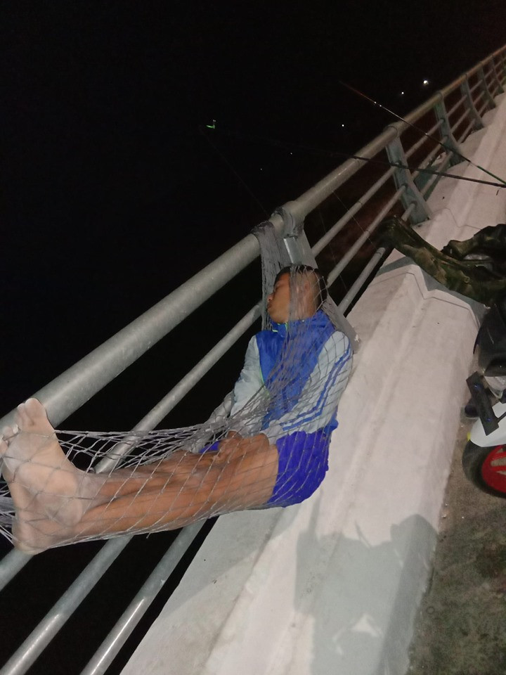 Chưa kể tới việc đi vào những ngày thời tiết không ủng hộ, ngủ ở rãnh nước sẽ càng nguy hiểm hơn khi các khối đất đá đồi núi có thể bất ngờ đổ sụp hay lăn từ trên cao xuống gây nguy hiểm đến tính mạng.