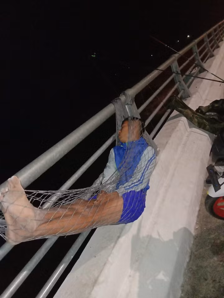 Chưa kể tới việc đi vào những ngày thời tiết không ủng hộ, ngủ ở rãnh nước sẽ càng nguy hiểm hơn khi các khối đất đá đồi núi có thể bất ngờ đổ sụp hay lăn từ trên cao xuống gây nguy hiểm đến tính mạng.