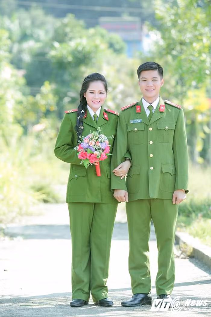 Được biết, Ngân là cựu học viên trường Trung cấp Cảnh sát nhân dân I còn Sơn từng học tại Trung cấp Cảnh sát nhân dân VI. Trong quá trình học tập, cả hai bạn trẻ thường tham gia tích cực các hoạt động tập thể, các hoạt động tình nguyện, từ thiện. Hai người đã yêu nhau được 4 năm trước khi quyết định “về chung một nhà”.