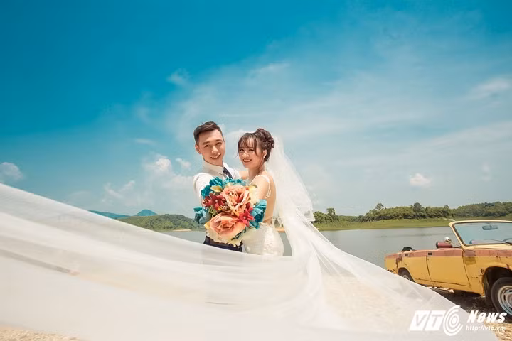 Sau thời gian yêu nhau, cặp đôi Tuấn Anh và Phương Thảo đã chụp bộ ảnh cưới “Khi hai ta về chung một nhà” và nhận được nhiều lời khen ngợi từ mọi người.