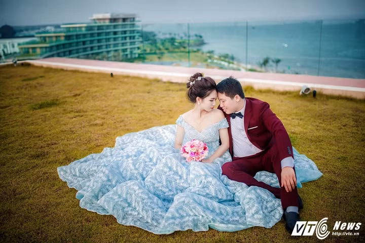 Cặp đôi này không thể hình dung rằng mình sẽ yêu và mối tình ấy chỉ trong vòng 100 ngày trước khi cưới.Cả 2 rất hiểu cho công việc của nhau, đó là lý do khiến họ quyết định "về chung một nhà". Nhờ sự đồng điệu trong tâm hồn, tình cảm của họ ngày càng trở nên gắn kết, sâu đậm hơn. Bộ ảnh cưới lãng mạn này được thực hiện trong vòng 1 buổi tại quần thể du lịch nghỉ dưỡng sinh thái FLC Sầm Sơn, Thanh Hóa.