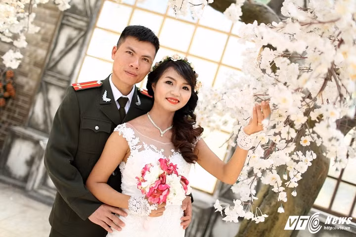 Thúy và Thuận quen nhau qua một người bạn.