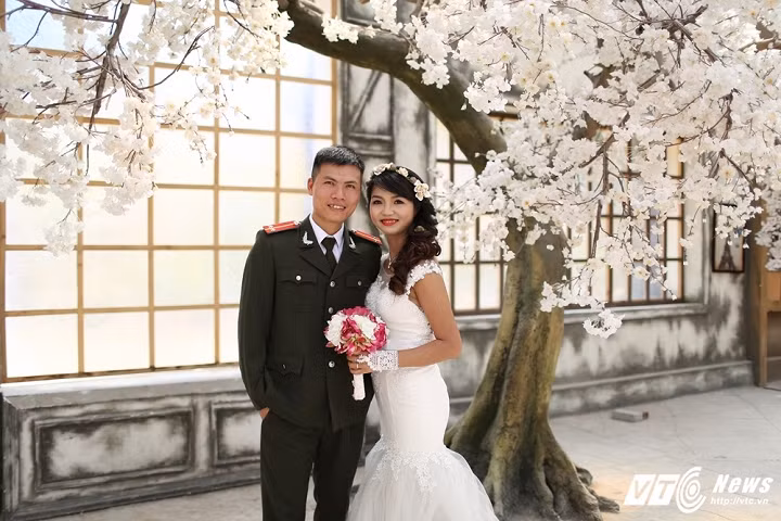 Trước khi cưới, Thúy và Thuận đã gặp phải sự phản đối quyết liệt từ gia đình 2 bên. Nhưng sau đó, cặp đôi đã cùng nhau vượt qua bao khó khăn, thăng trầm trong cuộc sống để đi tới hôn nhân.