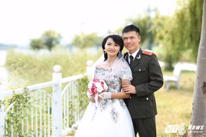 Trong các dịp lễ, Tết, cả hai người đều có những nhiệm vụ riêng nên thường không gặp được nhau. Những lúc đó, nhìn bạn bè có đôi, có cặp, Thúy lại cảm thấy tủi thân.