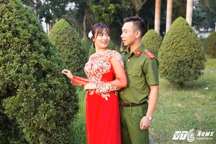 Tuấn Anh và Phương Thảo gặp nhau trong đám cưới của một người bạn. Nhận thấy dự dịu dàng, dễ mến của Thảo nên chàng cảnh sát trẻ đã chủ động làm quen.