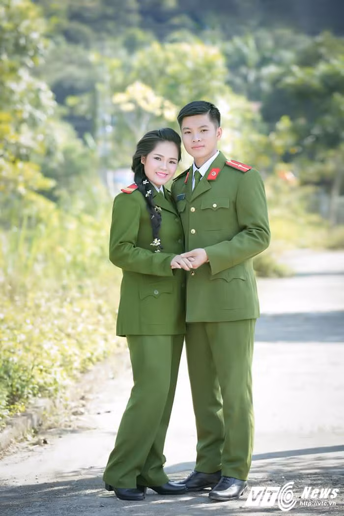 Cặp đôi này muốn lưu giữ lại hình ảnh đẹp nhất trong màu áo xanh quen thuộc của ngành công an cho những giây phút trọng đại nhất của cuộc đời.