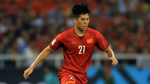 Thi đấu bên cạnh Duy Mạnh trong bộ ba trung vệ của đội tuyển Việt Nam là Đình Trọng. Dù còn trẻ tuổi nhưng cầu thủ này lại có độ quái nhất định khi được chinh chiến ở nhiều giải đấu đẳng cấp cao kể từ đầu năm.