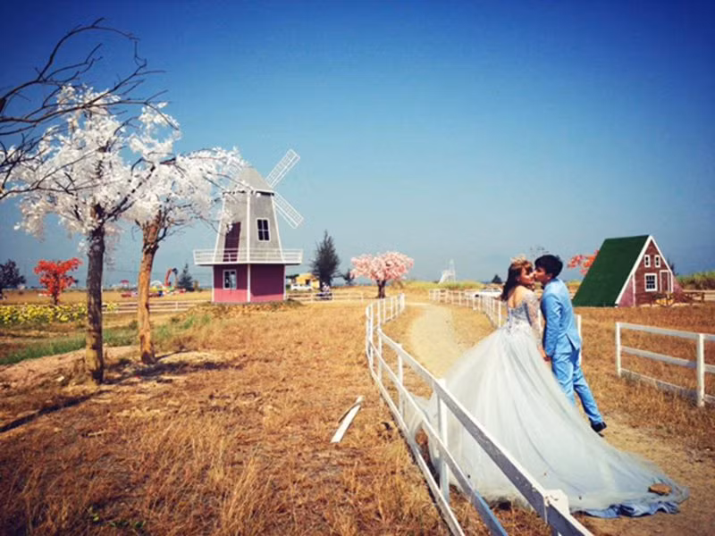 Theo nhiều bạn nhận xét, phim trường Thuận Phước mô tả lại làng quê ở châu Âu, mà đặc biệt là Hà Lan với những chiếc cối xay gió đặc trưng, những ngôi nhà nhỏ được bao bọc bởi khu vườn cùng dãy hàng rào sơn màu trắng.