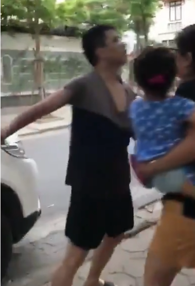 Ở một chiều hướng ngược lại, nhiều dân mạng cũng hoài nghi rằng liệu tài xế taxi trên phải chăng đã có những lời nói "gay gắt" khiến chủ xe sang kia phải "nổi máu điên" mới dẫn tới việc xô xát.