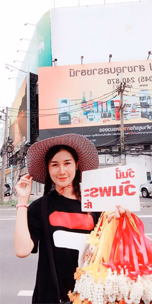 Khoảnh khắc chớp nhoáng của cô gái bán hoa khô nhưng cũng đủ gây ấn tượng với người xem bởi gương mặt xinh đẹp khả ái của cô gái.