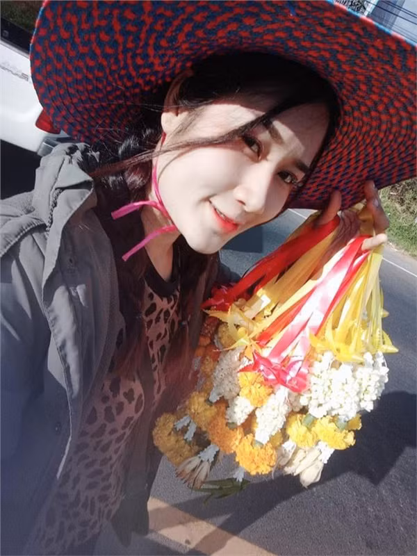 Dù ngày nào cũng phơi mặt giữa thời tiết nắng để bán từng chùm hoa khô nhưng tia cực tím của ánh mặt trời đã không thể 'dìm' được vẻ đẹp của cô nàng.