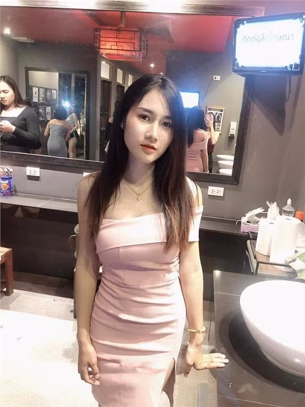 Những chùm hoa cô bán thường rất đa dạng bao gồm các loại như hoa nhài, hoa lan, hoa hồng,... Nếu chỉ nhìn bên ngoài thì những chùm hoa này trông khá giản dị nhưng nó lại được khá nhiều người yêu thích.