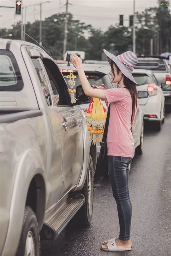 Ngay sau khi bức ảnh được chia sẻ, dân mạng bị hớp hồn bởi cô gái xinh xắn với làn da trắng, sống mũi cao, mái tóc mềm mượt suôn thẳng.