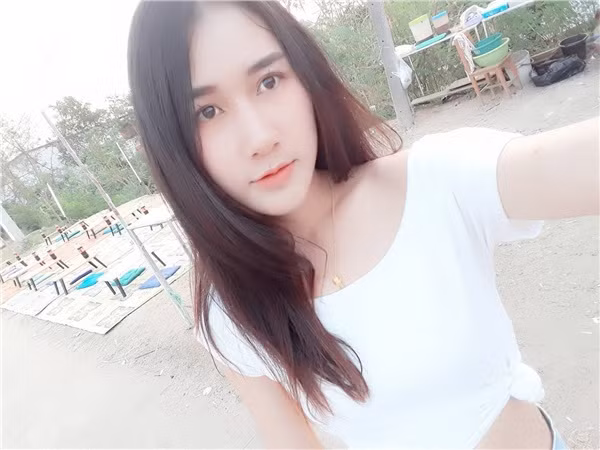 Công việc hàng ngày của Parkum là bán những chùm hoa khô được buộc thành từng dây từng dây.