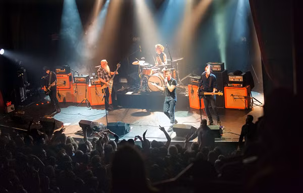 Isobel kể khi buổi hòa nhạc đang được diễn ra thì bất ngờ tiếng bọn khủng bố xuất hiện chúng xả súng và hàng chục người trong rạp ngã xuống trước mắt cô.