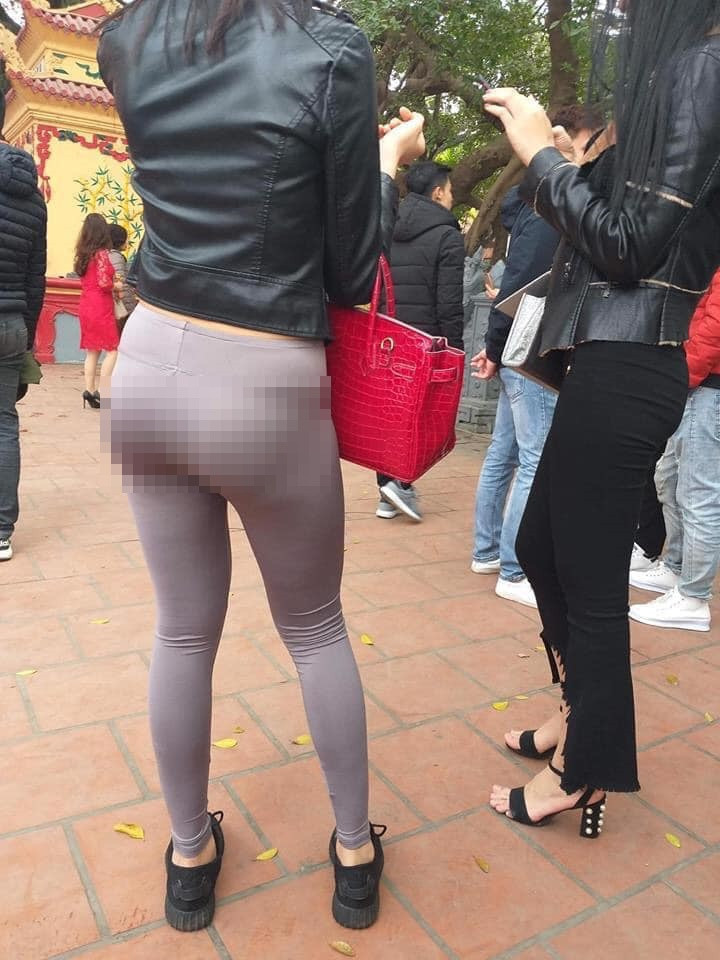  Đi lễ chùa đầu năm cầu may mắn là một trong những nét văn hóa tâm linh truyền thống, độc đáo của người Việt. Ngoài lòng thành thì yếu tố trang phục tới nơi tôn nghiêm cũng được nhiều người nhắc đến.