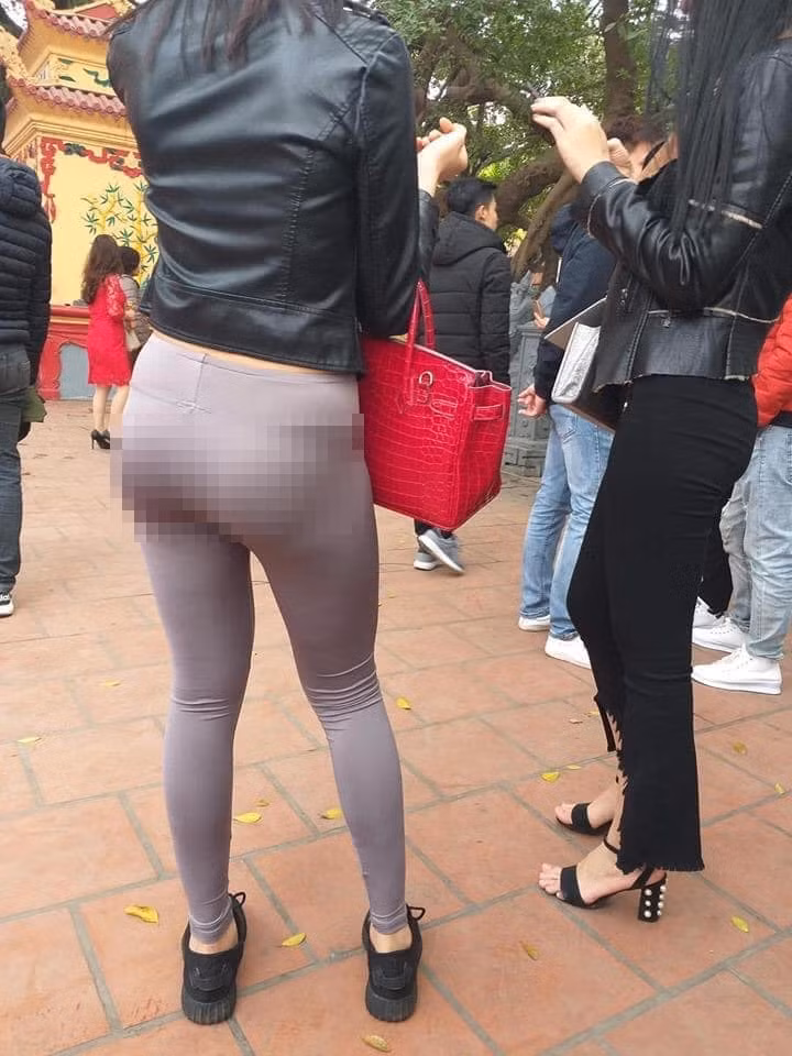  Đi lễ chùa đầu năm cầu may mắn là một trong những nét văn hóa tâm linh truyền thống, độc đáo của người Việt. Ngoài lòng thành thì yếu tố trang phục tới nơi tôn nghiêm cũng được nhiều người nhắc đến.