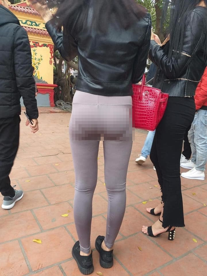Thời gian qua, rất nhiều những hình ảnh các cô gái ăn mặc phản cảm đi chùa đầu năm đã được dân mạng. Hết hở lưng, hở ngực thì mới đây là chuyện mặc quần như không mặc.