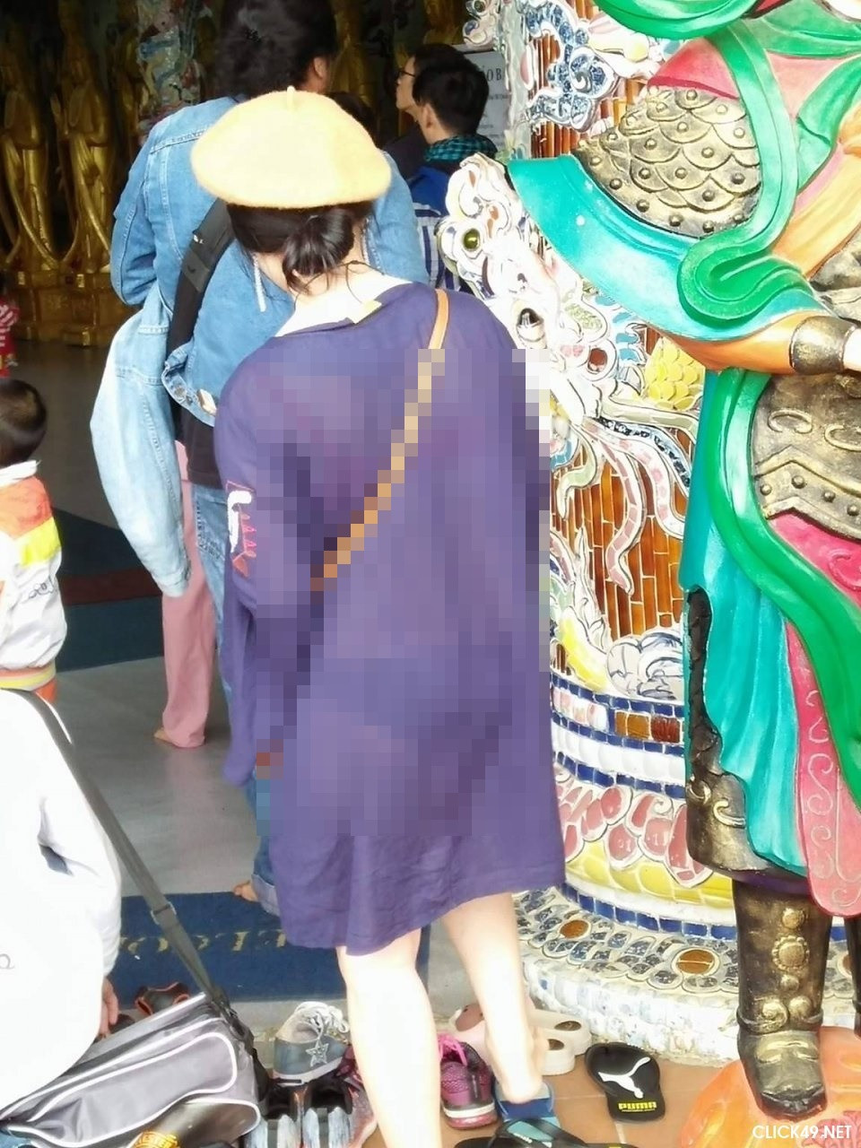 Trong khi đó, nickname M.V thì lại bình luận rằng: "Nhiều người nói trang phục đến chùa không quan trọng. Nhưng theo mình, nó quan trọng lắm. Ăn mặc lõa lồ đầu tiên là không tôn trọng người xung quanh, tiếp theo là không tôn trọng nơi linh thiêng như đền, chùa".