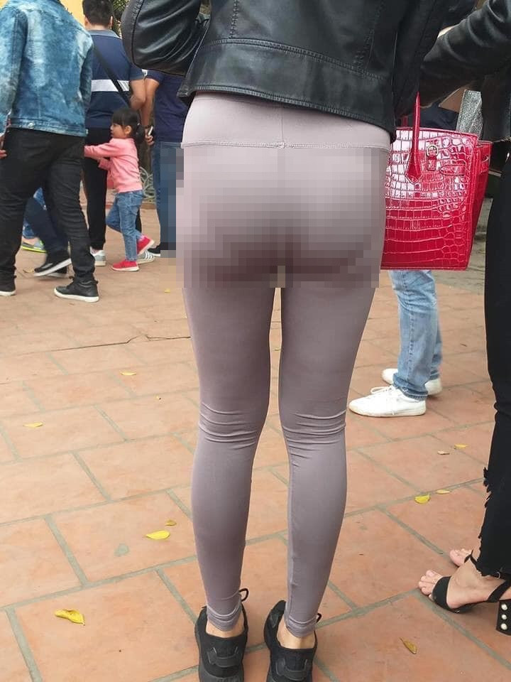 Trên fanpage quy tụ nhiều dân mạng, một thành viên trong dịp đi chùa đầu năm đăng tải bức ảnh chụp đằng sau cô gái. Điều đáng chú ý đó là cô gái trong ảnh mặc chiếc quần vô cùng bó, lộ ra vòng 3 lõa lồ.