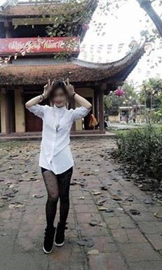 Dù đã mặc quần tất nhưng việc mặc mốt che quần của cô gái này vẫn bị dân mạng ném đá.