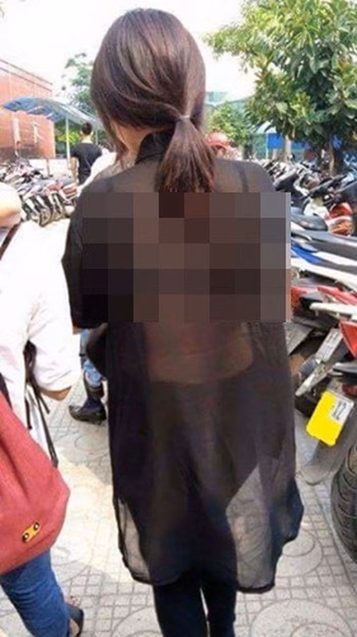 Trước đó, rất nhiều hình ảnh của các bạn trẻ ăn mặc mỏng tang lộ ra những vị trí nhạy cảm khi bước chân vào chùa.