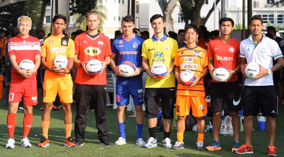 Con "quái vật" này cũng là trái bóng được sử dụng chính thức tại giải đấu vô địch Singapore hay còn gọi là S.League.