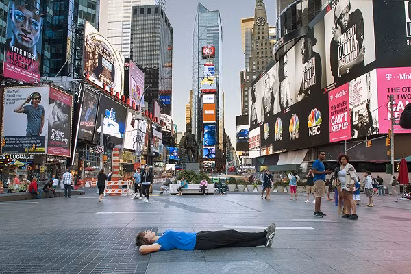 Karolina tự tin nằm giữa Quảng Trường Thời Đại, New York.