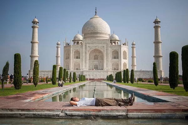 Dù là nơi hẻo lánh hay giữa chốn đông người, cô gái người Ba Lan trên cũng không ngần ngại nằm xuống một cách thư thái để tận hưởng bầu không khí xung quanh và có được những góc hình rất ấn tượng.