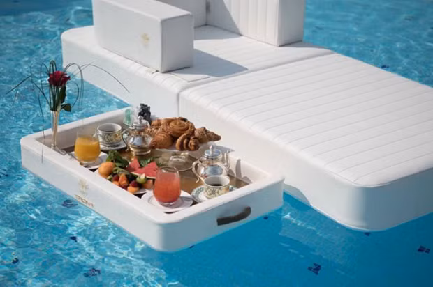 Nếu như ngày xưa, các chàng và các nàng check-in bữa ăn sáng được phục vụ ngay tại bồn tắm, ban công thì giờ xưa rồi. Hiện giờ là thời đại của những bức ảnh ăn sáng ở bể bơi.