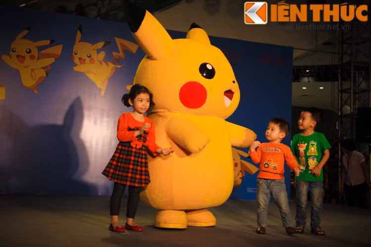 Sau màn nhảy múa chào đón thì Pikachu đã chụp ảnh tự sướng với các em bé trong khuôn khổ lễ diễu hành.