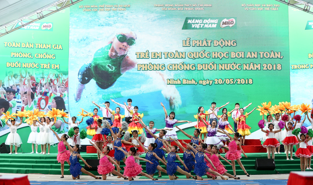 Thời gian vừa qua, rất nhiều trường hợp đuối nước thương tâm trên cả nước đã xảy ra. Đa phần nạn nhân của những vụ đuối nước là trẻ em. Chính bởi vậy việc đào tạo kỹ năng bơi lội, phòng chống đuối nước luôn được toàn xã hội vô cùng quan tâm. Vì thế, hôm nay, Bộ Văn Hóa - Thể Thao và Du Lịch, Tổng Cục Thể Dục Thể Thao tổ chức Lễ phát động trẻ em học bơi an toàn, phòng, chống đuối nước.