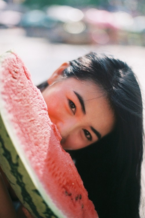 Với mái tóc đen dài, gương mặt trái xoan, mắt bồ câu và nụ cười rạng rỡ - dường như Hoàng Khai Nha chẳng cần nhọc công trang điểm làm gì. Bởi mặt mộc của cô nàng hot girl đã rất xuất sắc rồi.