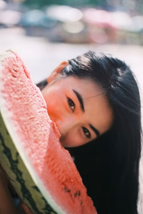 Với mái tóc đen dài, gương mặt trái xoan, mắt bồ câu và nụ cười rạng rỡ - dường như Hoàng Khai Nha chẳng cần nhọc công trang điểm làm gì. Bởi mặt mộc của cô nàng hot girl đã rất xuất sắc rồi.