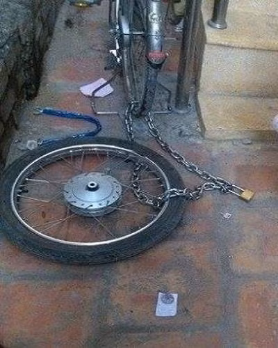 Tuy nhiên bên cạnh đó cũng có dân mạng cho rằng mục đích của việc xích bánh xe không phải đề phòng trộm xe mà để cảnh cáo hành vi đỗ xe thiếu ý thức của chủ xe, đỗ chắn ngang cửa nhà.