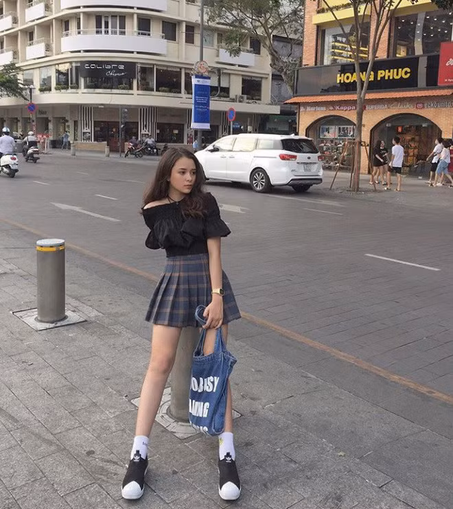 Khánh Uyên được bạn bè thân thiết gọi bằng biệt danh Na Tây vì cô bạn sở hữu những đường nét trông rất Tây như mũi cao thanh tú, đôi mắt nâu to và sâu.