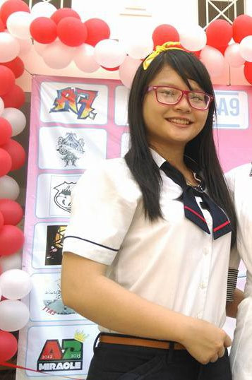 Giáng Ngọc tên đầy đủ là Đặng Trần Giáng Ngọc (22 tuổi) hiện sinh sống và làm việc tại TP HCM. Cô nàng này được biết tới là MC của các chương trình nghệ thuật ngay từ khi còn ngồi trên ghế nhà trường.