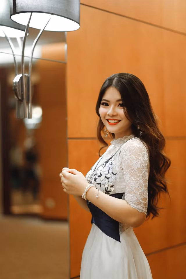 Từ nhỏ, Giáng Ngọc có niềm yêu thích với công việc MC. 9X rèn luyện khả năng nói chuyện một cách tự nhiên để theo đuổi đam mê, song không chú ý nhiều đến ngoại hình.