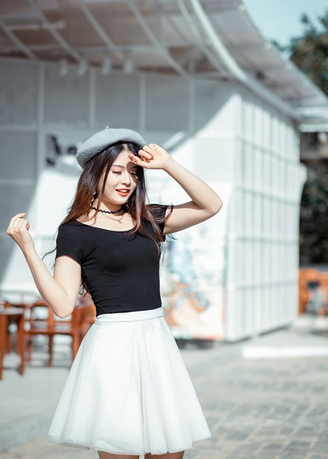 Đến năm 2 đại học, khi quyết tâm theo đuổi nghề một cách nghiêm túc, Ngọc nhận được nhiều góp ý thẳng thừng như "em quá mập để làm MC”, “thừa cân như vậy làm sao đứng trên sân khấu”.... Những câu bình luận này không làm cô gái 9X tổn thương mà là động lực để bắt đầu hành trình giảm cân.