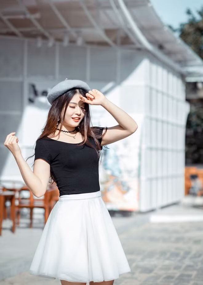 Đến năm 2 đại học, khi quyết tâm theo đuổi nghề một cách nghiêm túc, Ngọc nhận được nhiều góp ý thẳng thừng như "em quá mập để làm MC”, “thừa cân như vậy làm sao đứng trên sân khấu”.... Những câu bình luận này không làm cô gái 9X tổn thương mà là động lực để bắt đầu hành trình giảm cân.