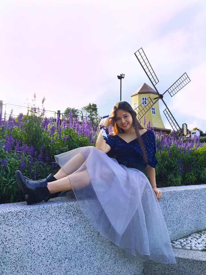 Giáng Ngọc hiện là MC của nhiều chương trình lớn nhỏ, chủ yếu dẫn song ngữ. 9X từng giành chức quán quân các cuộc thi MC Mic Rubik THPT Gia Định, Tìm kiếm MC tài năng Đại học Kinh tế TP.HCM, Mật mã ngôn từ 2018 của sinh viên toàn thành phố.