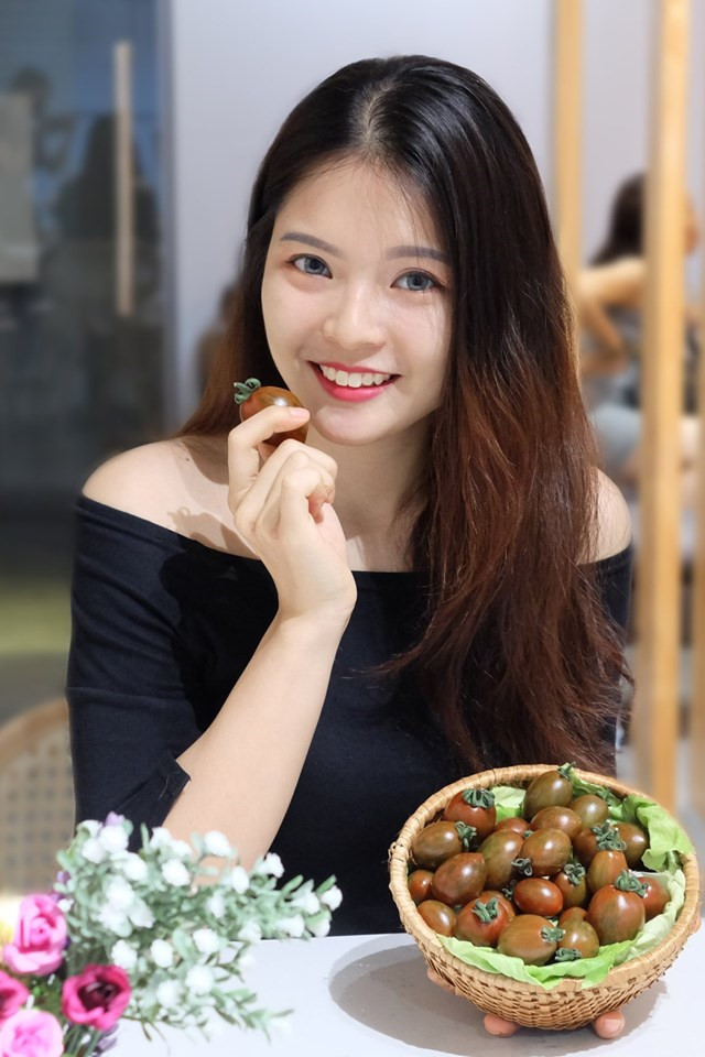 Với quyết tâm chứng minh bản thân có thể thay đổi, Ngọc bắt đầu tập luyện thể thao và ăn kiêng. Sau 2 tháng kiên trì, 9X giảm 8 kg, còn khoảng 53 kg với chiều cao 1,64 m.