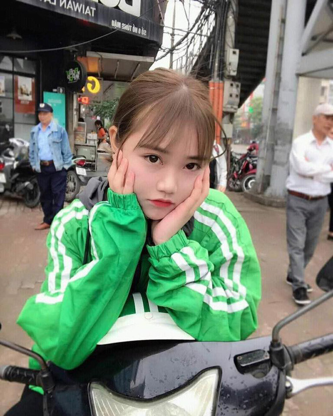 Bộ ảnh " hot girl chạy Grab" nhanh chóng nhận được hàng chục nghìn lượt like và bình luận khen ngợi vẻ trẻ trung xinh đẹp của cô. Nhiều người tuyên bố sẵn sàng bỏ tiền để được đặt lịch chạy xe của cô nàng.