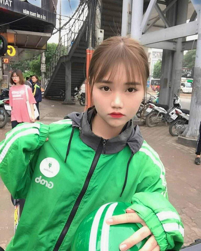 Chứng kiến bộ ảnh nữ tài xế xe ôm công nghệ, nhiều người cho rằng chắc là cô gái chỉ chụp ảnh cho vui hoặc chụp mẫu chứ ngoại hình trắng trẻo như vậy không thể chạy Grab được. “Có vẻ cô ấy giả vờ chụp ảnh như một người chạy xe ôm để thu hút sự chú ý. Xinh như thế này thì không có chuyện làm xe ôm đâu” - tài khoản Kiều Kiều bình luận.