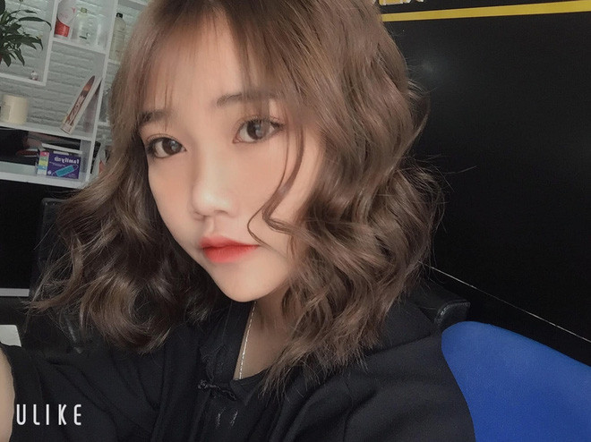 Theo tìm hiểu, nữ chính trong ảnh cho biết cô là Trần Thị Hồng Vân, sinh năm 2000 và không phải tài xế Grab như lời đồn.