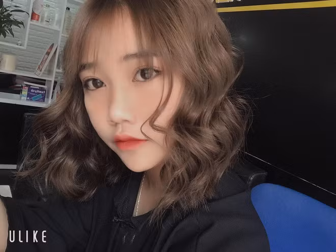 Theo tìm hiểu, nữ chính trong ảnh cho biết cô là Trần Thị Hồng Vân, sinh năm 2000 và không phải tài xế Grab như lời đồn.