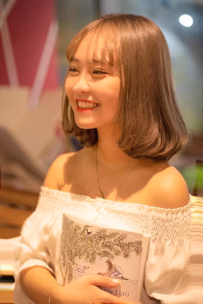 Tuy nhiên, bên cạnh đó, vẻ ngoài nhỏ nhắn, xinh xắn của nữ tài xế grab khiến nhiều chàng trai khen ngợi.